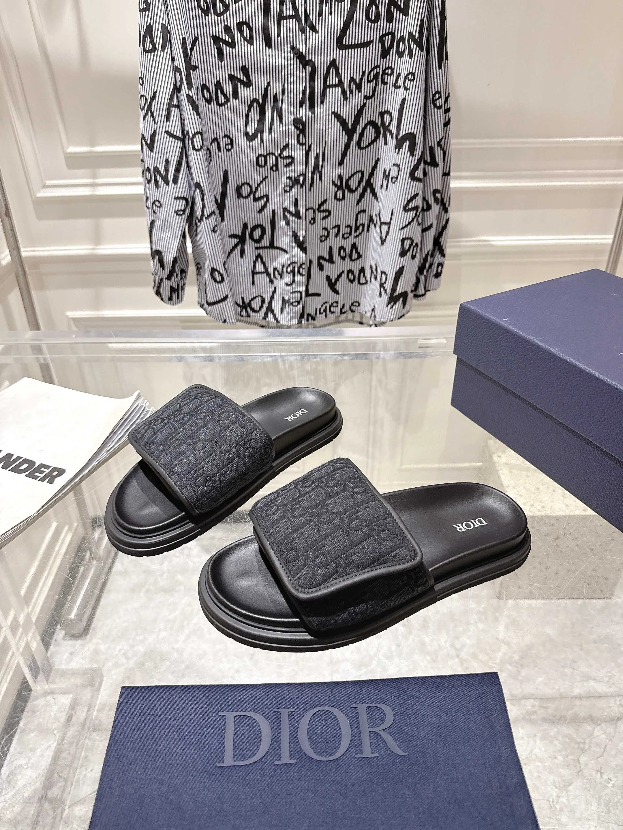 👟👟Ex-factory price 420👟👟 #Men's top version 𝐃𝐈𝐎𝐑# Dior's new men's summer slippers 🔥Purchase the original development Alias ​​sandals are new products in 2024. They are a leisurely and exquisite work. The upper is made of imported denim ➕ calfskin 🔥 Original molded rubber outsole provides the best comfort 🔥 ✔️Size: #38-46